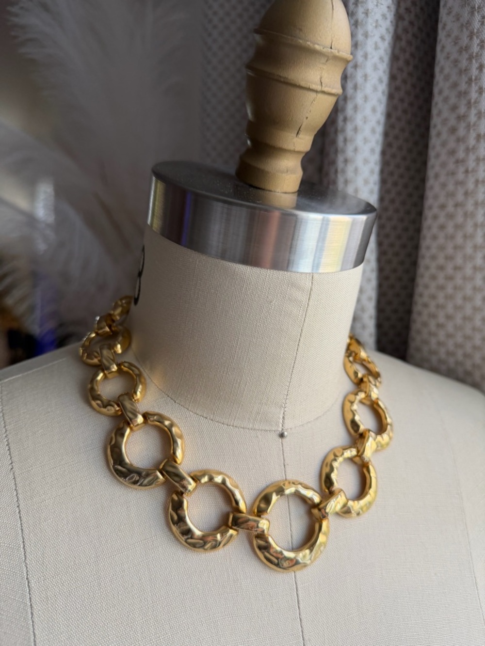 Vintage | Hammered Chunky Textured Gold Link Circle Statement 17.5” Necklace - Picture 9 of 13